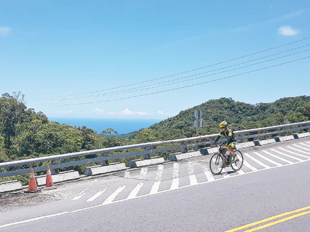 從壽卡至台東達仁鄉是10公里的下坡道，滑下來時，可觀賞沿途美景。（大鵬灣單車站提供）