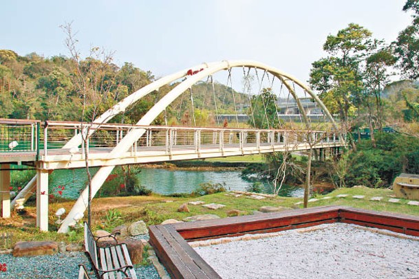 與情人一起騎過「永結橋」或「同心橋」，可以為戀情留下浪漫回憶。