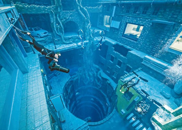 全球最深潛水池Deep Dive Dubai剛於7月底開放給公眾使用。