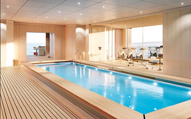 位於主甲板的水療中心，活動空間寬敞，設施應有盡有，包括一個長8米的室內游泳池。