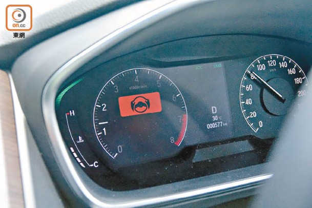 行車時若遇到車道偏離情況，Honda SENSING智能主動安全系統的道路偏離抑制便會即時於7吋LCD儀錶亮起紅色警示，同時軚環會有震動提醒及自動施加輕度阻力。