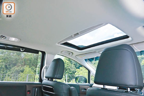 電動天窗是7座版跟8座版的標準配備，至於中排遮光簾、氣氛燈等是7座版才有。