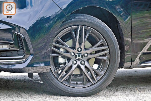 7座版腳下配備降噪設計的18吋別注黑色鋁合金輪圈。