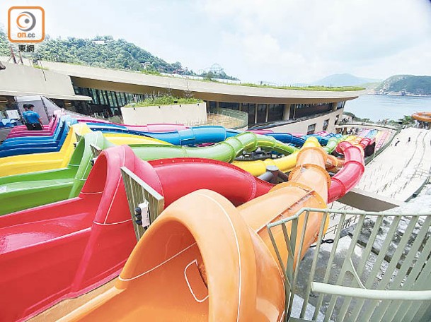 8條色彩繽紛的滑水道高17米、長107米，滑梯除了顏色不同，彎道及高低起伏也各自有其特色。