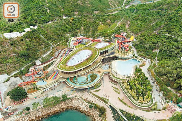 水上樂園整個建築群採用梯田式設計，樓高3層，大部分位置都可飽覽南中國海景色。