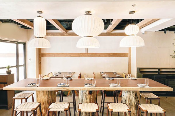 主用餐區中央的胡桃木桌由單一木頭製作，配天然松木橫樑，感覺舒適天然，置身其中猶如置身大自然之中。