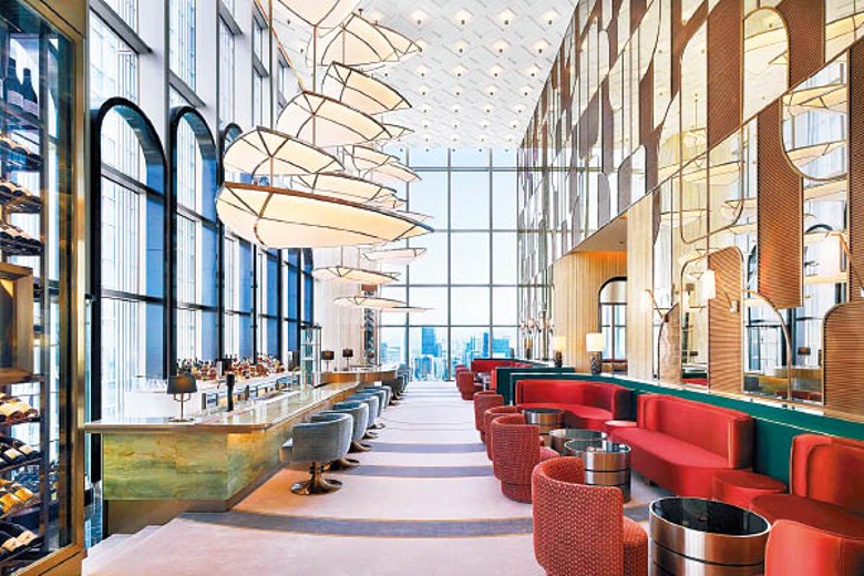 酒店的1914 Lounge & Bar，可透過9米高的玻璃觀賞首爾市的景色。