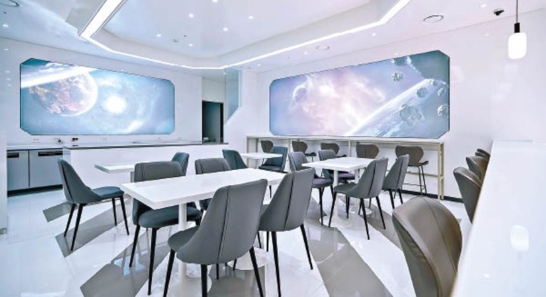 酒店餐廳「Table B」 同樣採用太空船風格，提供正宗日韓料理或西餐。