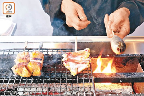 選用備用炭來做串燒，烤肉更美味。