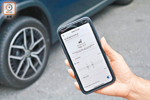 透過《Mercedes me》手機應用程式，可遙距檢查及控制車窗和滑動天窗開關、車門上鎖或解鎖，以及冷氣開關等。
