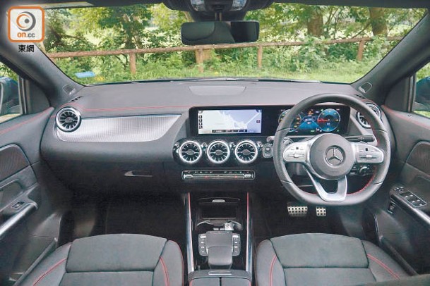 EQA 250中控台標準配備全新MBUX（Mercedes-Benz User Experience）資訊娛樂系統連雙10.25吋儀錶及多媒體顯示屏。