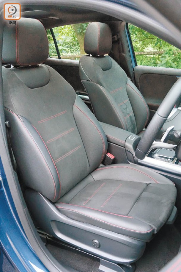 全車座椅以黑色ARTICO人造皮革及DINAMICA麖皮雙物料包裹，兼有紅色絎縫線修飾，電動前座椅更有四方向腰部承托。