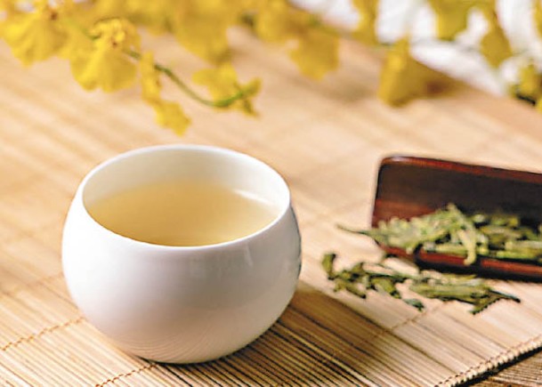 綠茶與甜味或果仁類的月餅拼配，既能突出茶香，又能保留餡料原有味道。