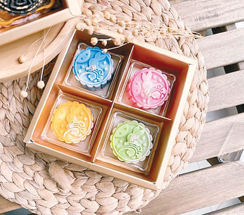 幻彩玉兔月餅蠟燭禮盒，有4個款式，包括粉藍海洋（哈密瓜、天竺葵和麝香）、粉紅牡丹蘋果（蘋果、牡丹、玫瑰）、 金黃桂花蜜（桂花、蜂蜜）及淡綠白茶（白茶、伯爵茶、柚子）。