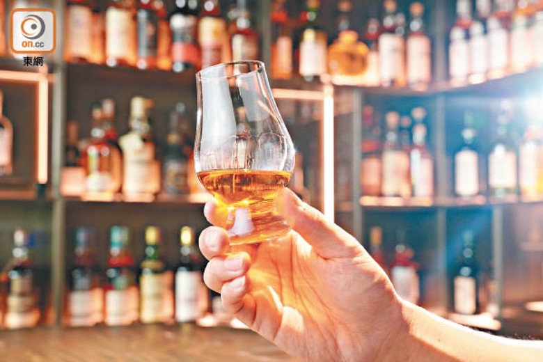 餐廳的酒吧供應逾400款威士忌，除了蘇格蘭和日本外，還有台灣及印度等地出品供選擇。