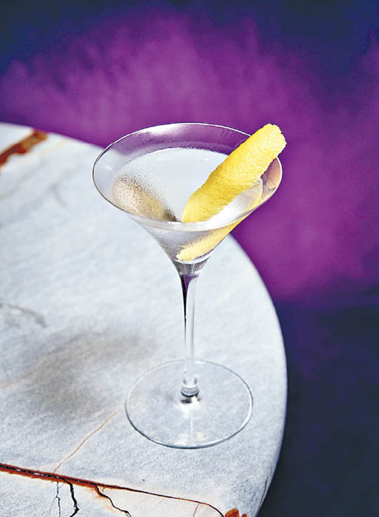 K&B Martini<br>選用杜松子酒、苦艾酒、純水、蘋果醋等雪凍的材料調配，最後加一片南意的阿瑪菲檸檬皮，入口酸爽。