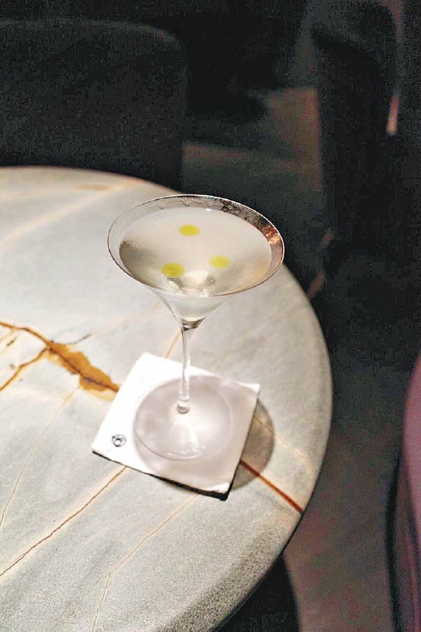 Mirepoix Martini<br>葱花加伏特加浸泡，加入苦艾酒、雪莉酒和香葱油，酒體順滑而帶鹹香。