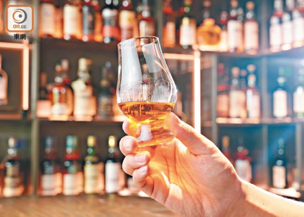餐廳的酒吧供應逾400款威士忌，除了蘇格蘭和日本外，還有台灣及印度等地出品供選擇。