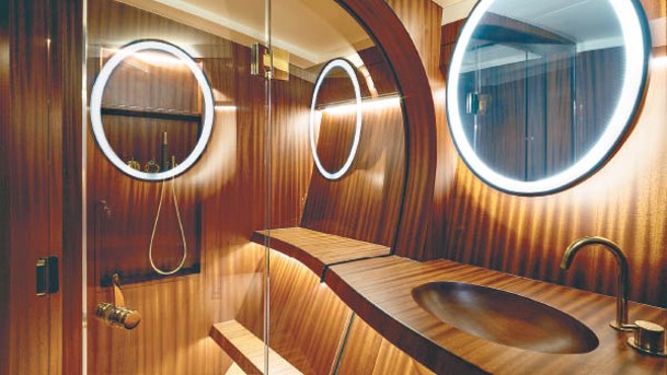 浴室設有圓形實木水槽及圓形掛牆鏡，又一「圓」美設計。