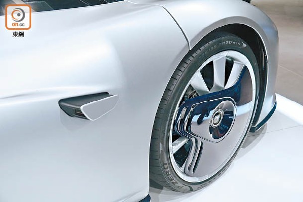 20吋鍛造合金前輪圈外設碳纖擾流蓋，當車輪轉動時，它固定保持於適當位置平滑氣流，減少空氣阻力。