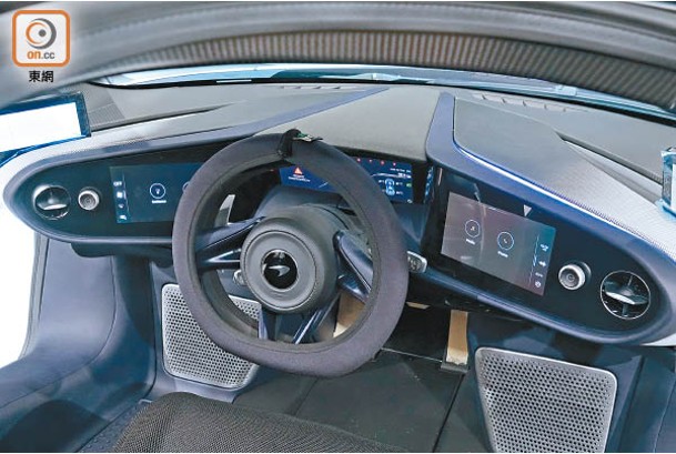 整個中控台共設有5個屏幕，正中間是數碼化儀錶、左右兩邊各設一個資訊屏幕，另有兩個置於近A柱位置，以顯示由車側後視鏡頭的路面影像。