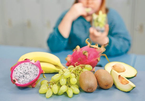 水果和蔬菜含豐富水溶性膳食纖維，有利心臟健康。