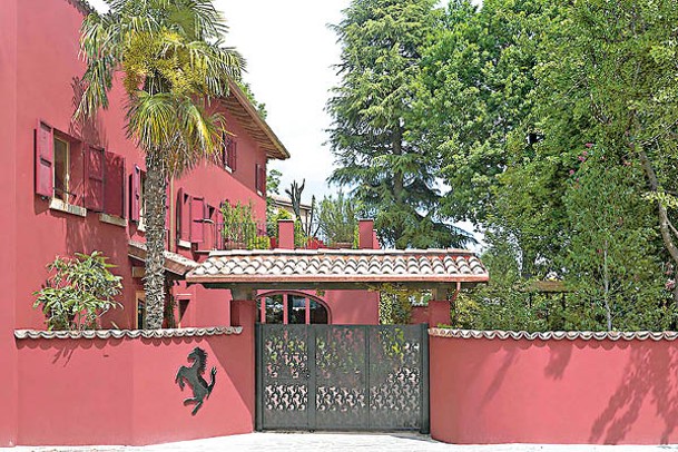 翻新後的Ristorante Cavallino，室內及餐廳外牆都塗上了法拉利的經典紅色。