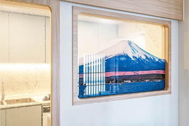在天藍色吊櫃與氣泡玻璃門襯托下，令玻璃窗上的富士山更加迷人。