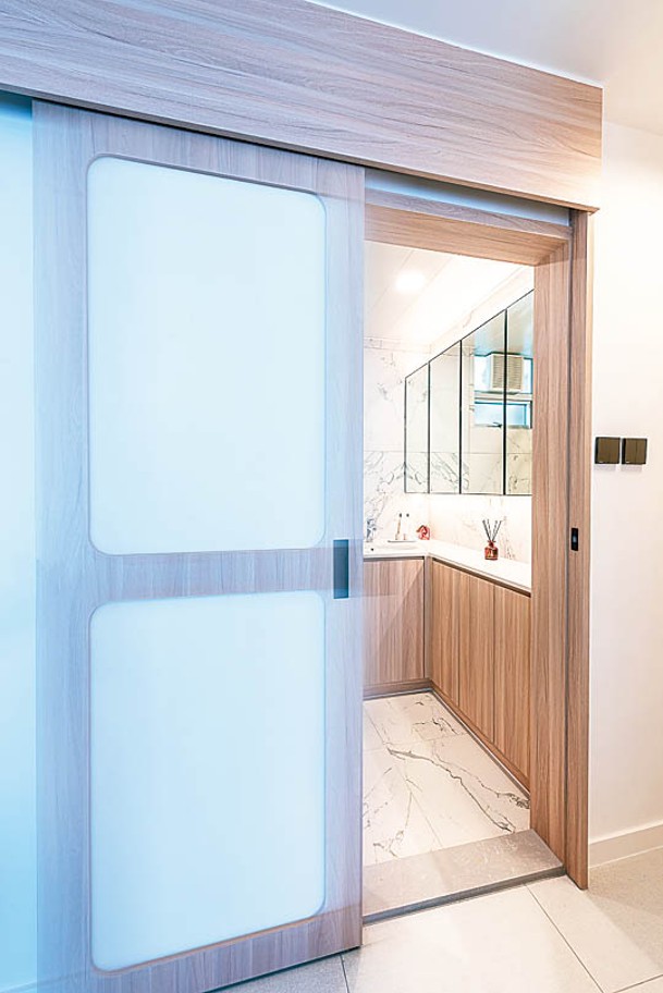 房門以木質配和紙製成，中間加插白板，確保私隱度；廁所則改用趟門。