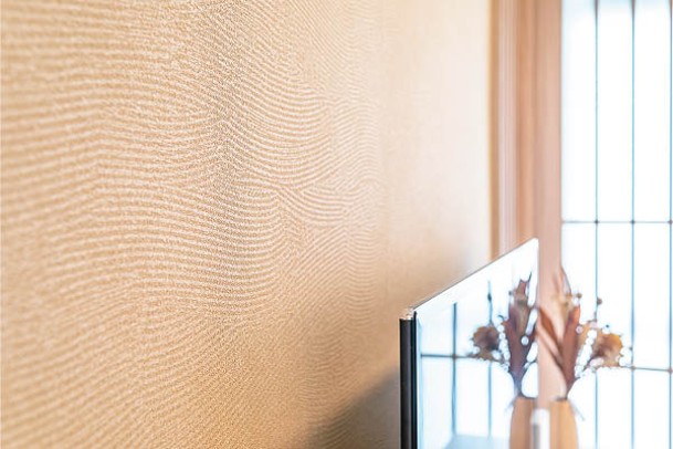電視牆選用了具抗菌、防潮功能的硅藻土牆，還加入了日式波浪圖案。