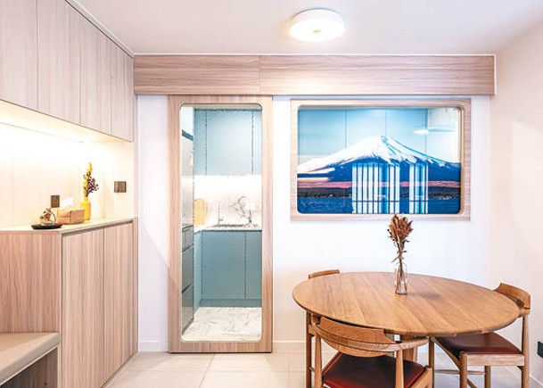 飯廳與廚房的間隔牆加強了玻璃元素，有利採光之餘，玻璃窗上的富士山圖案更成為全屋焦點。