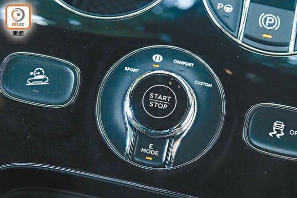 E Mode鍵設於駕駛模式切換鈕後方，啟動後能於行車時自動切換電動、混能及保持3種模式。