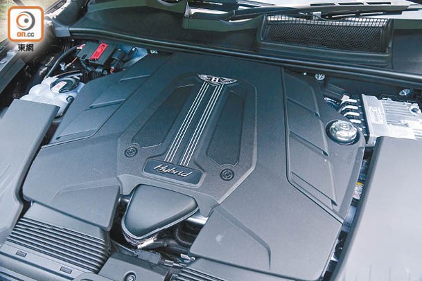 車上的插電式混合動力系統由3.0L V6雙渦輪增壓引擎、電馬達及鋰離子電池組成，綜效扭力達700Nm。