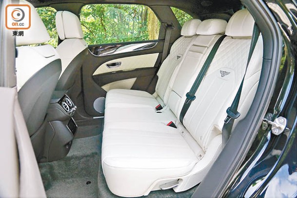 Bentayga Hybrid提供4座及5座選擇，拍攝車屬後者，受惠於2,995mm長軸距及全新座椅框架，後排乘坐舒適度提升。