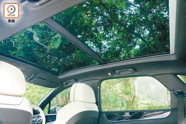 標準配備全景式電動天窗，為前排及後排帶來開揚乘坐感。