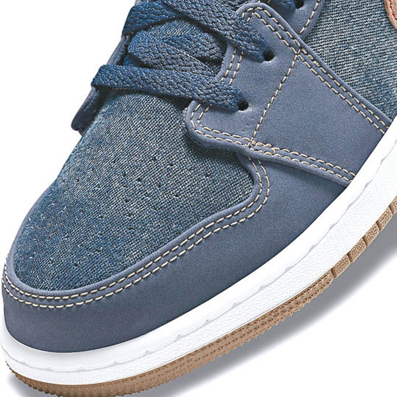 擋泥板及鞋帶穿孔裁板等用了深藍色的絨毛皮，豐富了鞋身的藍色層次。