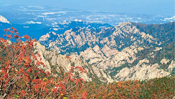 雪嶽山國立公園是全韓國最早看到紅葉的地方，於10月中旬便踏入紅葉的全盛時期。