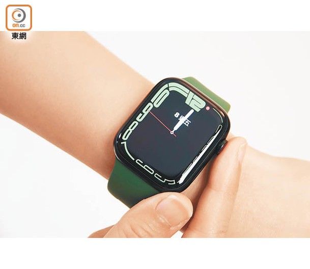 「輪廓」錶面在提起手時，會自動放大時針數字，觸碰或轉動錶冠更會變形。