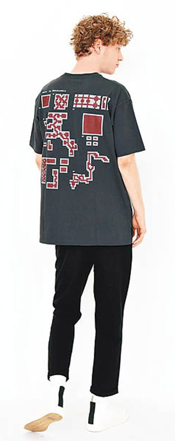 以遊戲中隆達爾基亞洞窟的地圖為圖案的T-shirt，售¥3,300（約HK$231）。