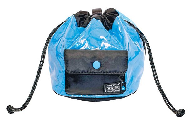 抽繩水桶袋外形別具特色，附有提帶可手提使用，也可以放於大袋內作收納使用，售¥28,600（約HK$2,002）。