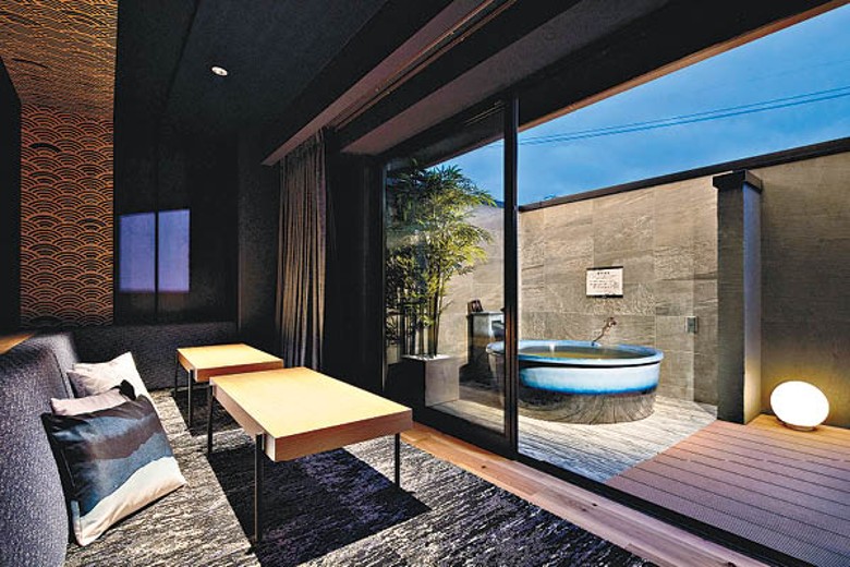 每間房內都設有使用天然溫泉的露天風呂，空間感甚大。
