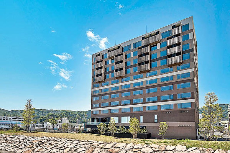 樓高11層的酒店共有70間客房，所有客房均可享別府灣海景。