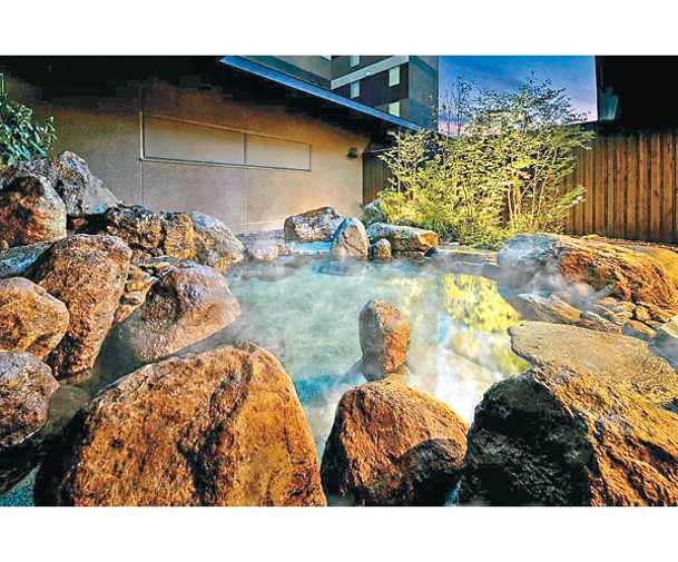 於大浴場的露天風呂可一邊欣賞庭園一邊浸溫泉。
