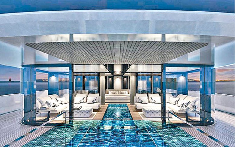 泳池與主人套房以一條玻璃步道相連，設計巧妙。