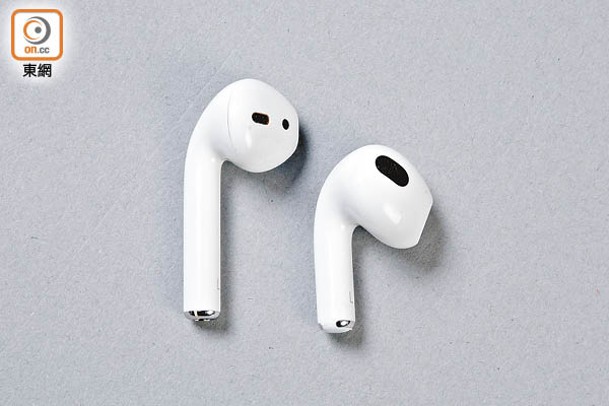 AirPods 3（右）的耳柄比上代AirPods 2（左）短得多，耳塞部分較厚。