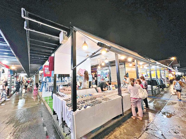 Srinakarin Train Night Market的帳幕型小攤檔已改為簷篷型屋頂攤檔，方便下雨天掃貨。