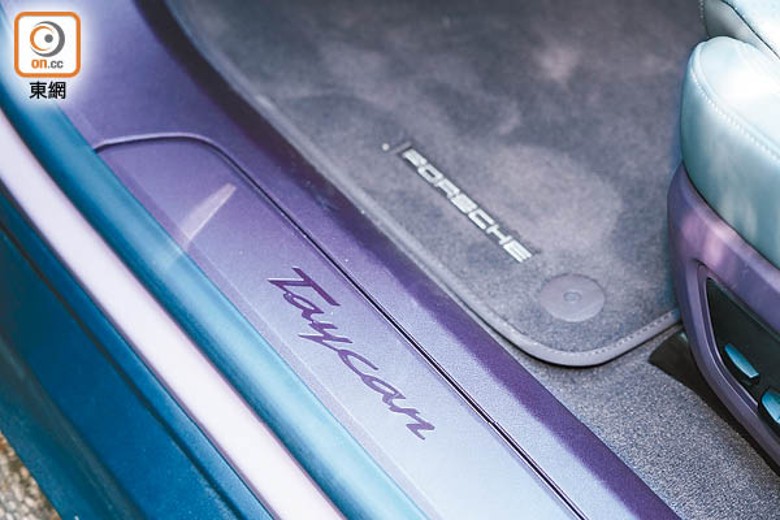 名為Bramble的獨特紫色，不僅於中控台和座椅皮革出現，更延伸至門檻上。