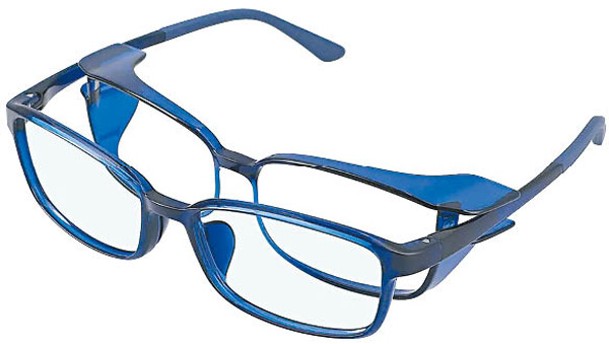 Zoff GAME眼鏡同時過濾黃光及藍光，並且附有可裝拆遮光罩來提升集中力。