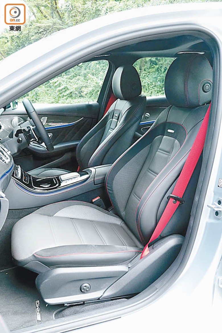 配備電動調控功能的AMG跑化前座，為身體提供充足的承托和支撐。