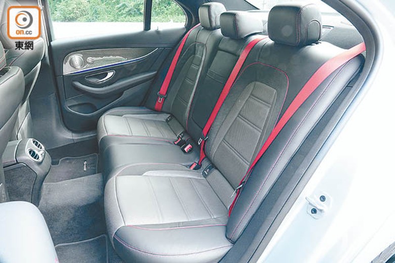 全車座椅採用AMG Nappa皮革包裹，繡線及安全帶更加入紅色設計，搶眼且競技感十足。